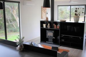 Hindmarsh ValleySoftfoot Farm Luxury Retreats的带壁炉和电视的客厅