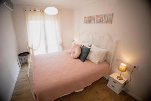 Postel nebo postele na pokoji v ubytování Valentini's Uptown Flat