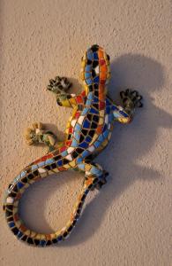 a snake figurine sitting on the floor at La tana del geco in Iseo