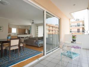 un soggiorno con tavolo e sala da pranzo di FIL27 Comfortable holiday residence a Kalamáta