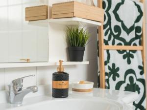 un lavandino in bagno con una bottiglia di sapone di FIL27 Comfortable holiday residence a Kalamáta Altre 12 foto