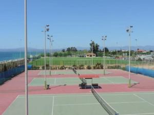 un campo da tennis con due campi da tennis di FIL27 Comfortable holiday residence a Kalamáta