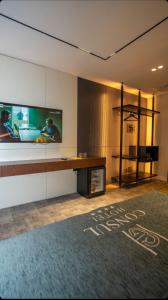 TV in/ali zabaviščno središče v nastanitvi Hotel Consul + 37 fotografij