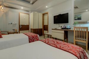 Postel nebo postele na pokoji v ubytování Iris Park Hotel New Delhi