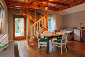 a kitchen and dining room with a table and chairs at Rezi Pava in Pava