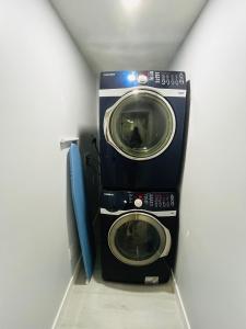 - un lave-linge et un sèche-linge dans un coin de la pièce dans l'établissement Amy's 2-Bedroom Residence, à Calgary