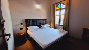 Postel nebo postele na pokoji v ubytování Rumaisa Hotel