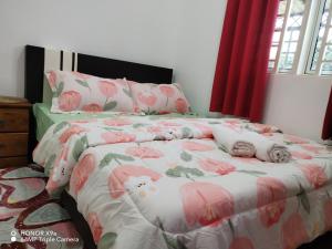 Postel nebo postele na pokoji v ubytování Z&S Gerik Hillview Homestay