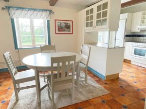 Lövestadにある4 person holiday home in LÖVESTADのキッチン(ダイニングルームテーブル、椅子付)