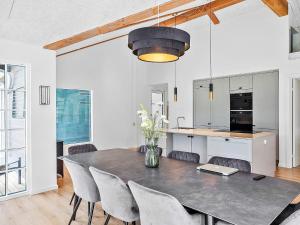 Una cocina y un comedor con mesa y sillas. en 5 star holiday home in Væggerløse-By Traum, en Bøtø By