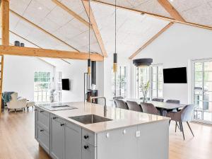 Una cocina y un comedor con mesa y sillas. en 5 star holiday home in Væggerløse-By Traum, en Bøtø By