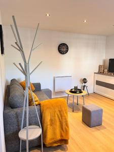 ロンゴーにあるL' authentique Clémentのソファとテーブルのあるリビングルーム