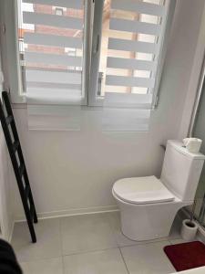 ロンゴーにあるL' authentique Clémentのトイレと窓のある白いバスルーム +12枚の写真