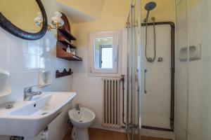 ein Badezimmer mit Waschbecken und Dusche in der Unterkunft Borgo&Mare in Ostuni