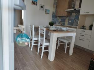 Кухня или мини-кухня в BlueSun Apartments
