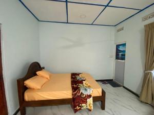 a bedroom with a bed in a room at Shans Villa in Trincomalee
