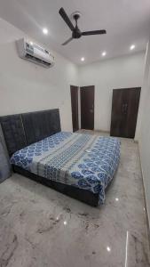 Postel nebo postele na pokoji v ubytování Beautiful condo with AC