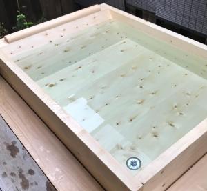 una scatola di legno su un tavolo con insetti di Ryokan Miyoshi a Nagoya