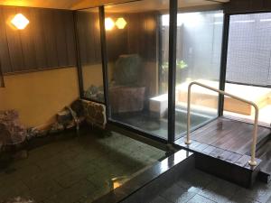 una camera con finestra e panca di Ryokan Miyoshi a Nagoya