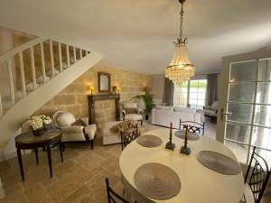 MérignasClos d'Aurelia, Gîte de charme的一间带桌椅的餐厅和客厅