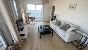 Un lugar para sentarse en Appartement pied dans l'eau - La Comtesse