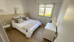 Una cama o camas en una habitación de Appartement pied dans l'eau - La Comtesse