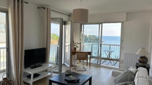 Una televisión o centro de entretenimiento en Appartement pied dans l'eau - La Comtesse