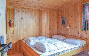a bedroom with a bed in a wooden room at Stunning Home In Sjusjøen With Kitchen in Sjusjøen