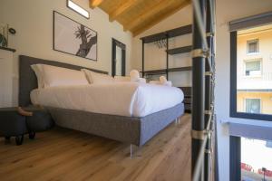 马内尔巴Appartamenti La Còrt - Number 4的房间里有一张大床的卧室