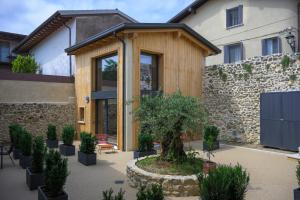 马内尔巴Appartamenti La Còrt - Number 4的庭院里一棵树的房子