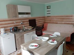 Una cocina o zona de cocina en Apartman Miki Jovanović