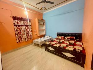 Rúm í herbergi á Shivam Home Stay