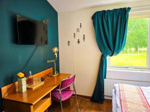 TV a/nebo společenská místnost v ubytování Nature Shelter Hotel