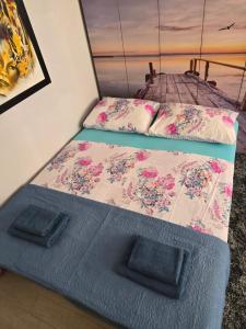 Posteľ alebo postele v izbe v ubytovaní APARTMENT AMBER s podzemnom garažom