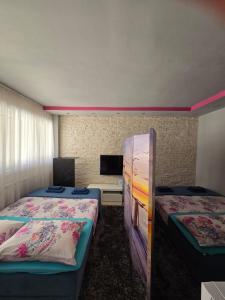 Posteľ alebo postele v izbe v ubytovaní APARTMENT AMBER s podzemnom garažom