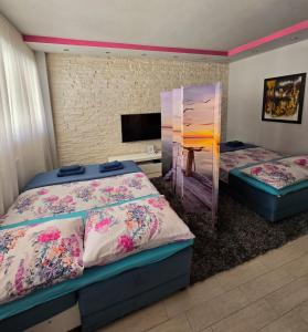 um quarto com duas camas e uma televisão em APARTMENT AMBER s podzemnom garažom em Split