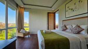 une chambre avec un grand lit et une grande fenêtre dans l'établissement Araya Luxe Villa, à Munggu 34 autres photos
