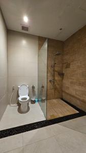 une salle de bain avec toilettes et douche dans l'établissement Araya Luxe Villa, à Munggu