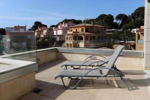 een stoel op het dak van een gebouw bij AT014 A pocos metros de la playa, equipamiento completo, piscina comunitaria in Torredembarra