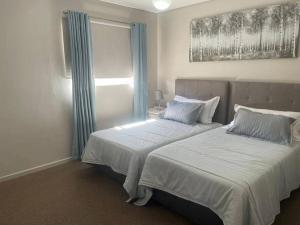 een slaapkamer met twee bedden en een raam bij Royal Mountain Apartment in Paarl