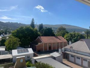 een luchtfoto van een groot bakstenen gebouw met bergen op de achtergrond bij Royal Mountain Apartment in Paarl