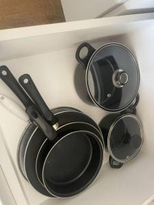 twee pannen en een spiegel in een lade bij Royal Mountain Apartment in Paarl +18 foto's