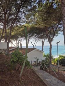 ein Haus mit dem Strand im Hintergrund in der Unterkunft Hotel Guardacosta in Diamante + 76 Fotos