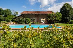 Bazén v ubytování Villa Margherita with private pool nebo v jeho okolí