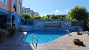 basen w środku budynku w obiekcie Apartamentos Dunamar w mieście Noalla
