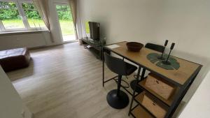 a living room with a table and a television at Nagelneue gemütliche 2-Zi-Wohnung in Trossingen
