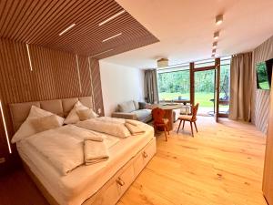Posezení v ubytování Apartment mit Indoor Pool und Garten