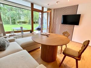 TV a/nebo společenská místnost v ubytování Apartment mit Indoor Pool und Garten