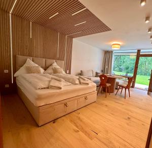Postel nebo postele na pokoji v ubytování Apartment mit Indoor Pool und Garten