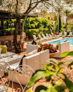 Una fila de sillas y una piscina con árboles. en Vila Belvedere, en Durrës